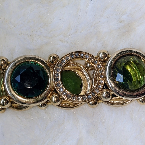 WIDE CIRCLE SHAPE GREEN CRYSTAL STRETCH BRACELET - Picture 2 of 3